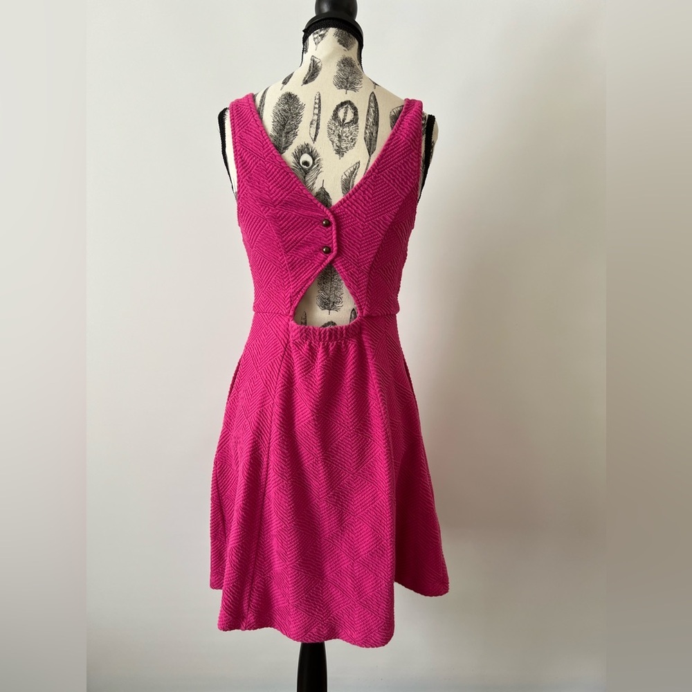 Buttoned back pink dress with pockets - Picture 3 of 6